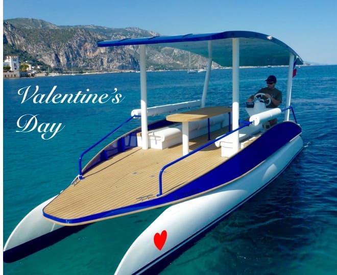 Idée cadeau pour la Saint Valentin. Offrez une promenade en mer sur un bateau solaire.